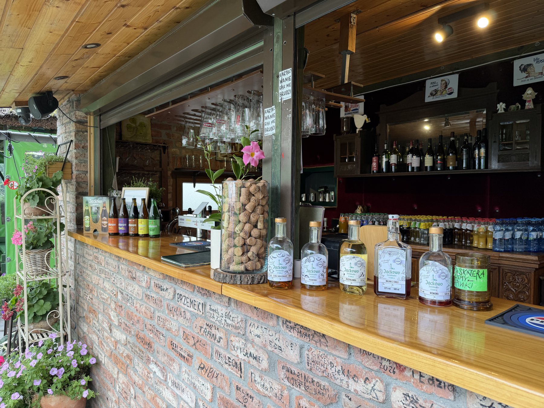 Bar restauracji z butelkami nalewek na ladzie