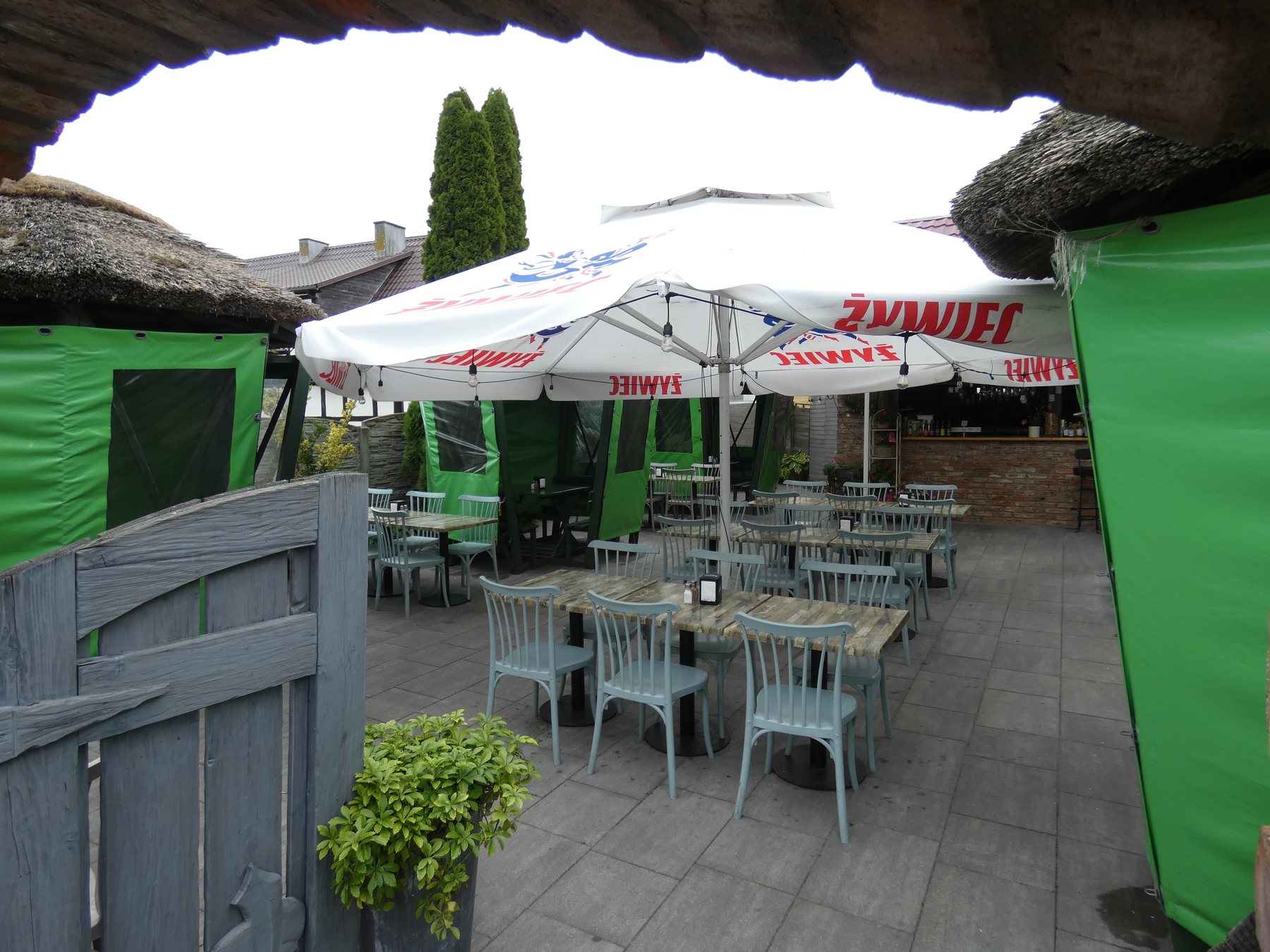 Ogródek piwny restauracji latem