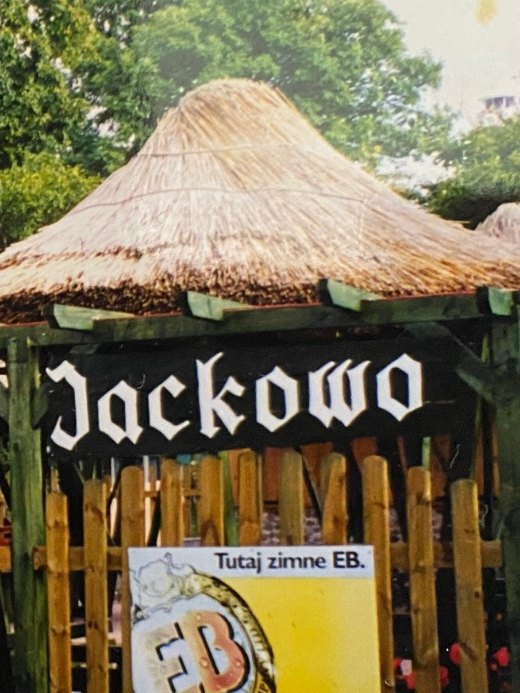 Szyld Jackowo pod strzechą — kadr ze zdjęcia z 2000 roku