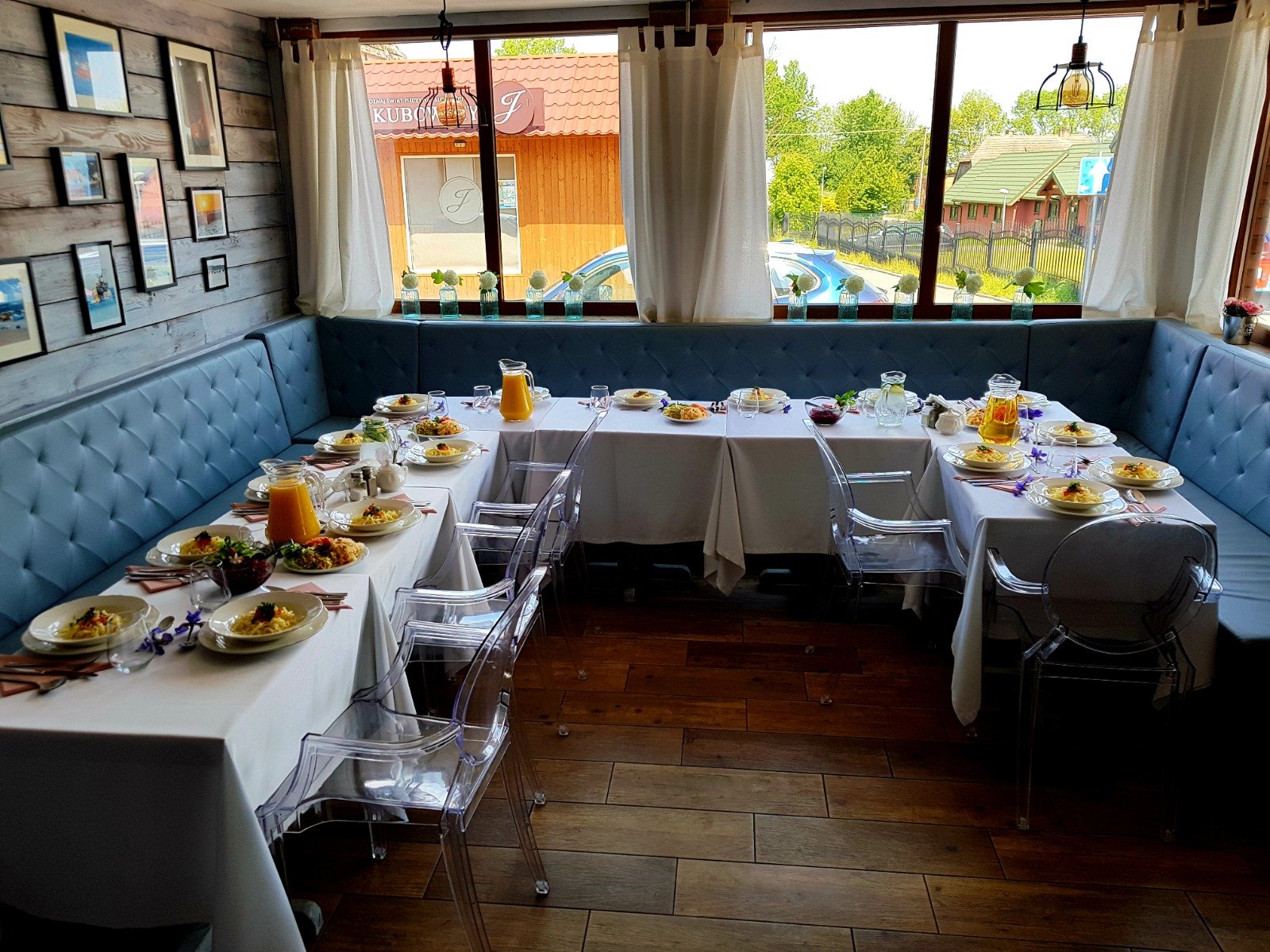 Jasna sala restauracji nakryta do przyjęcia