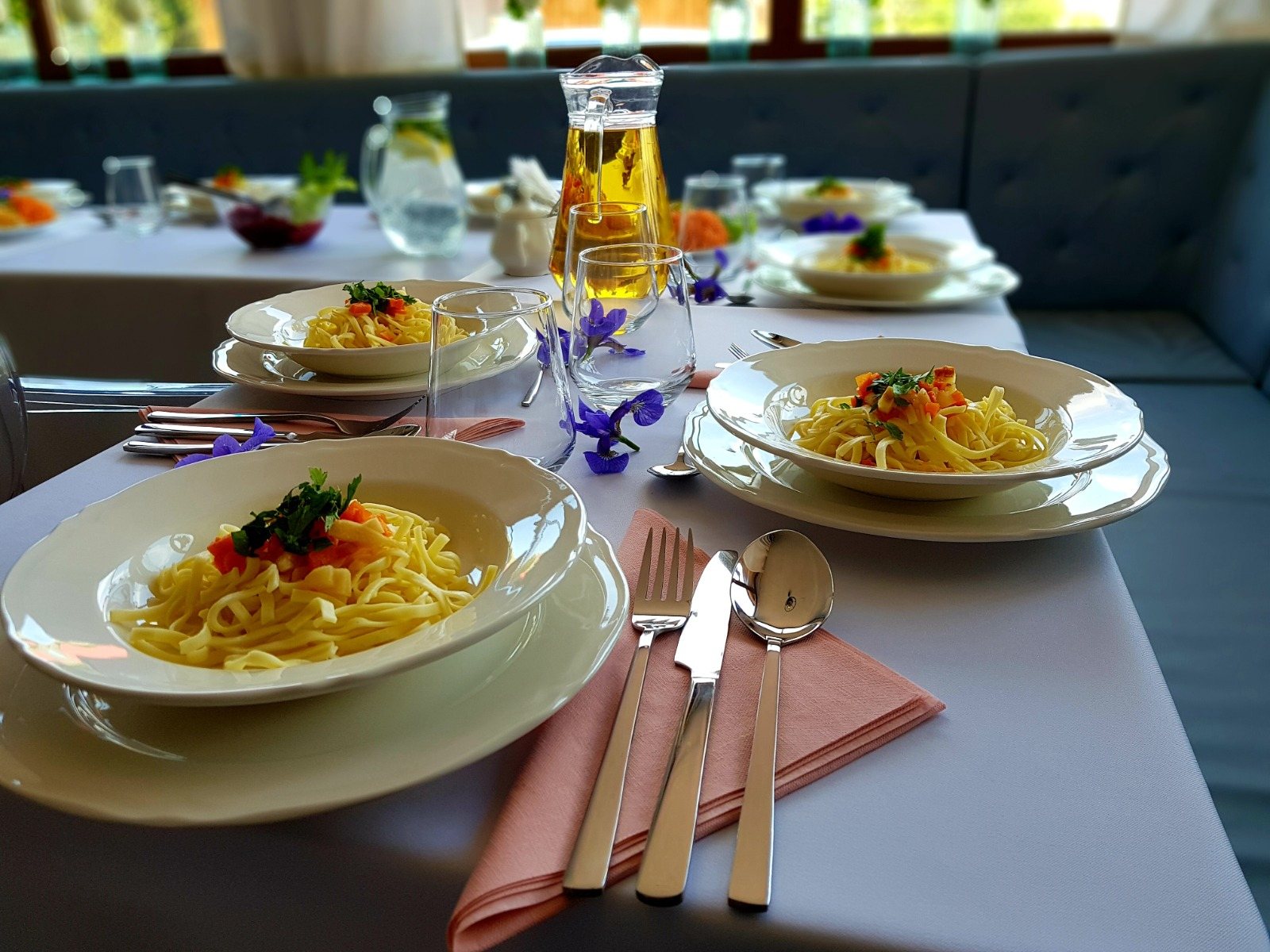 Nakryty stół w jasnej sali restauracji Jackowo