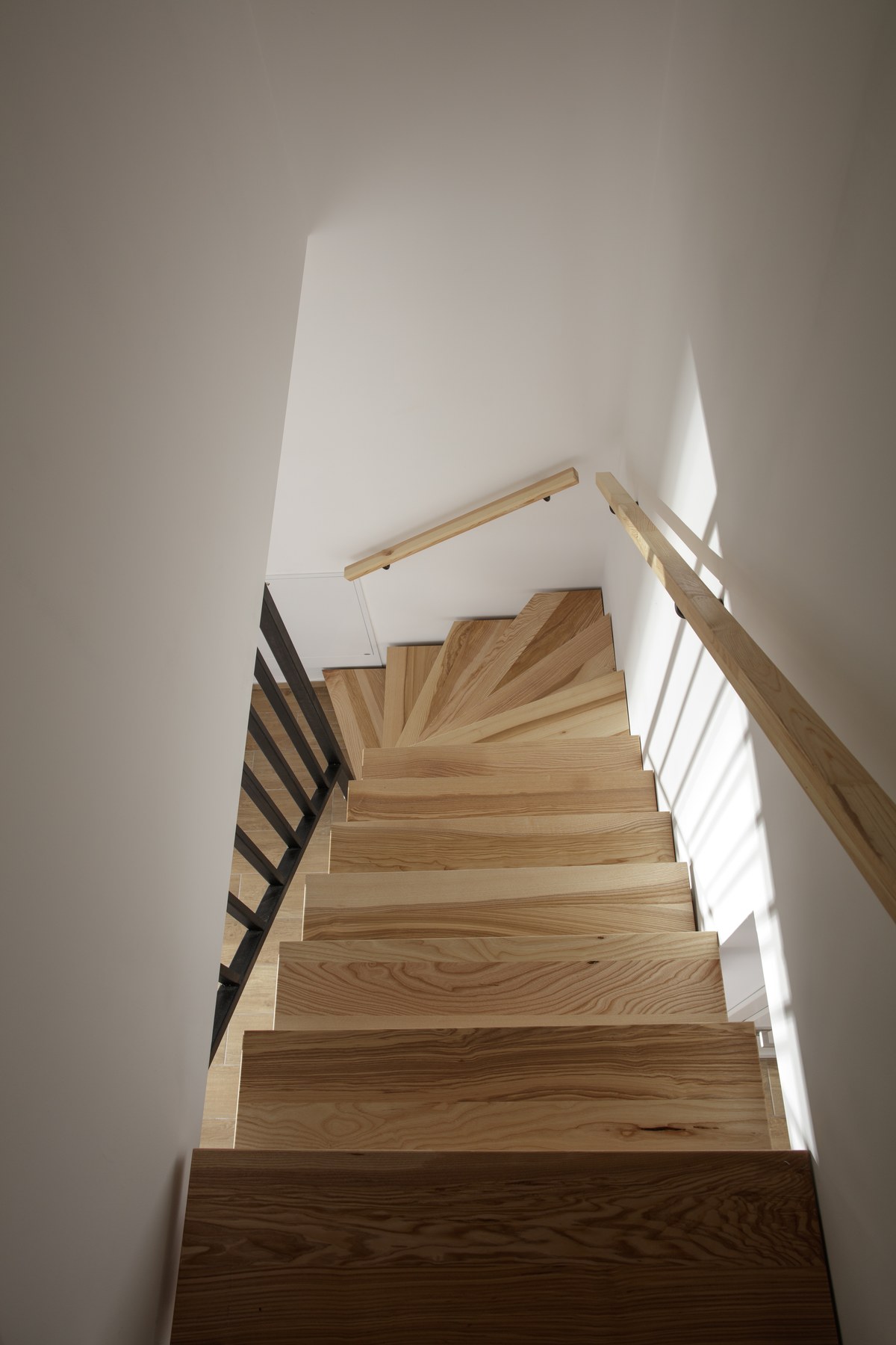 Schody na piętro apartamentu dwupoziomowego