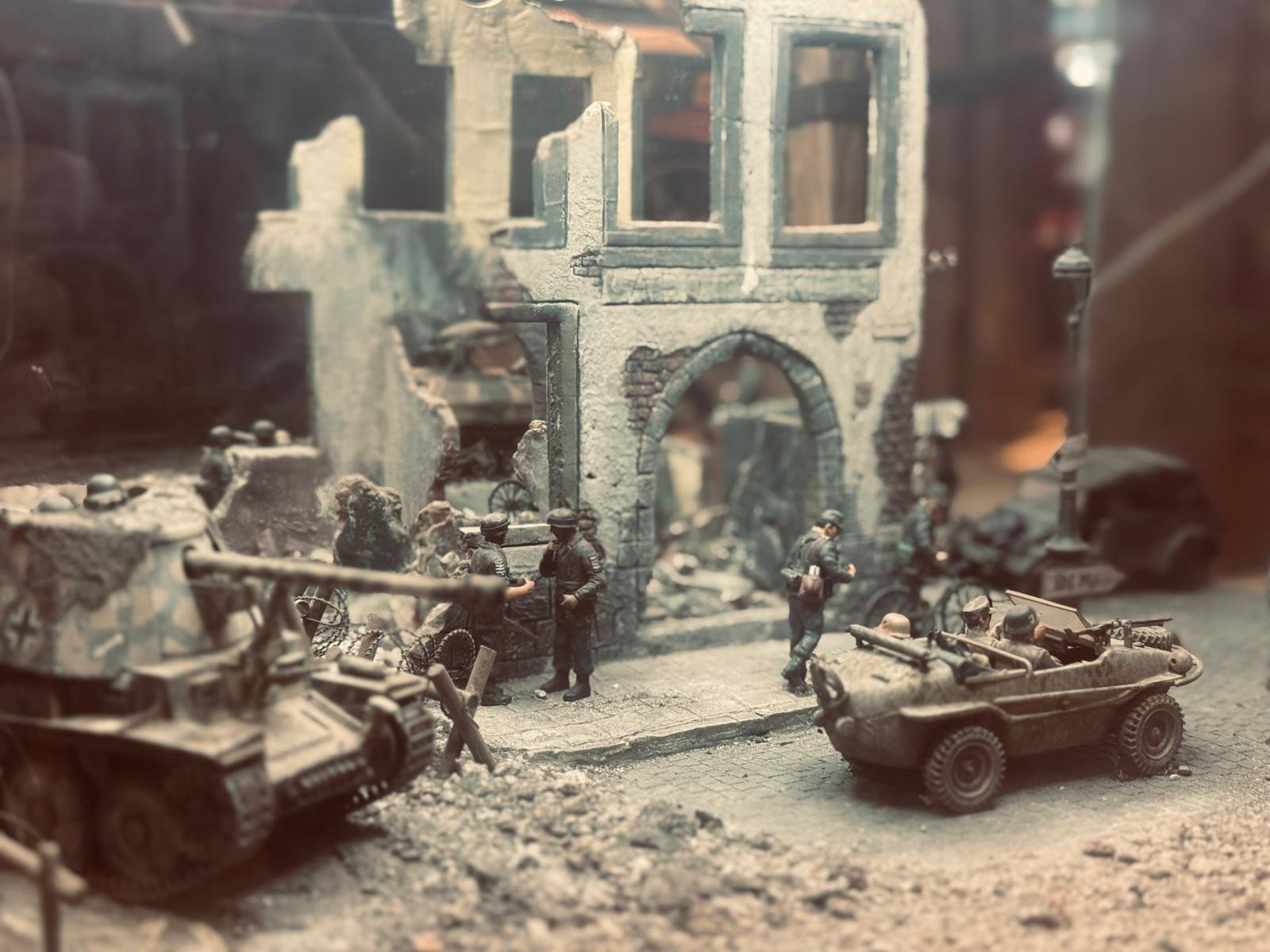Diorama: zniszczone miasto, pojazdy pancerne i figurki żołnierzy