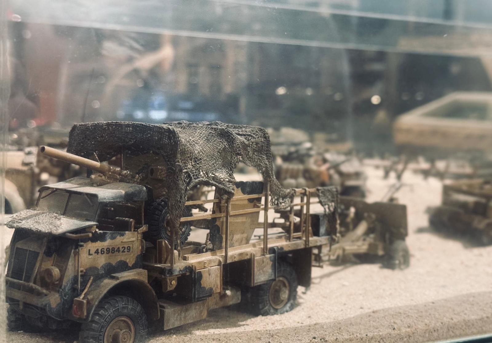 Diorama: wojskowe ciężarówki na tle ruin