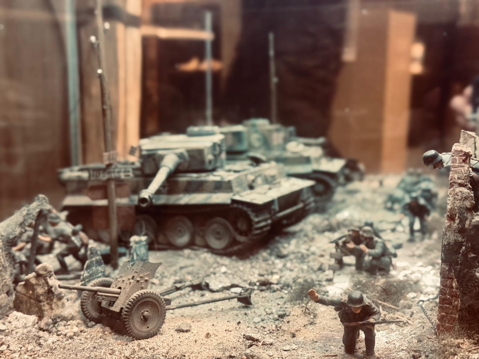 Diorama: czołg i działo przeciwpancerne wśród gruzów