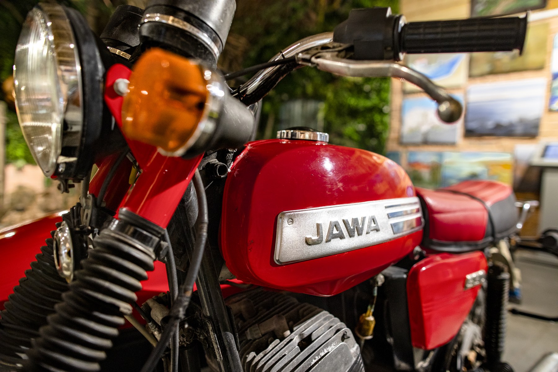 Czerwony motocykl Jawa: lampa i kierownica