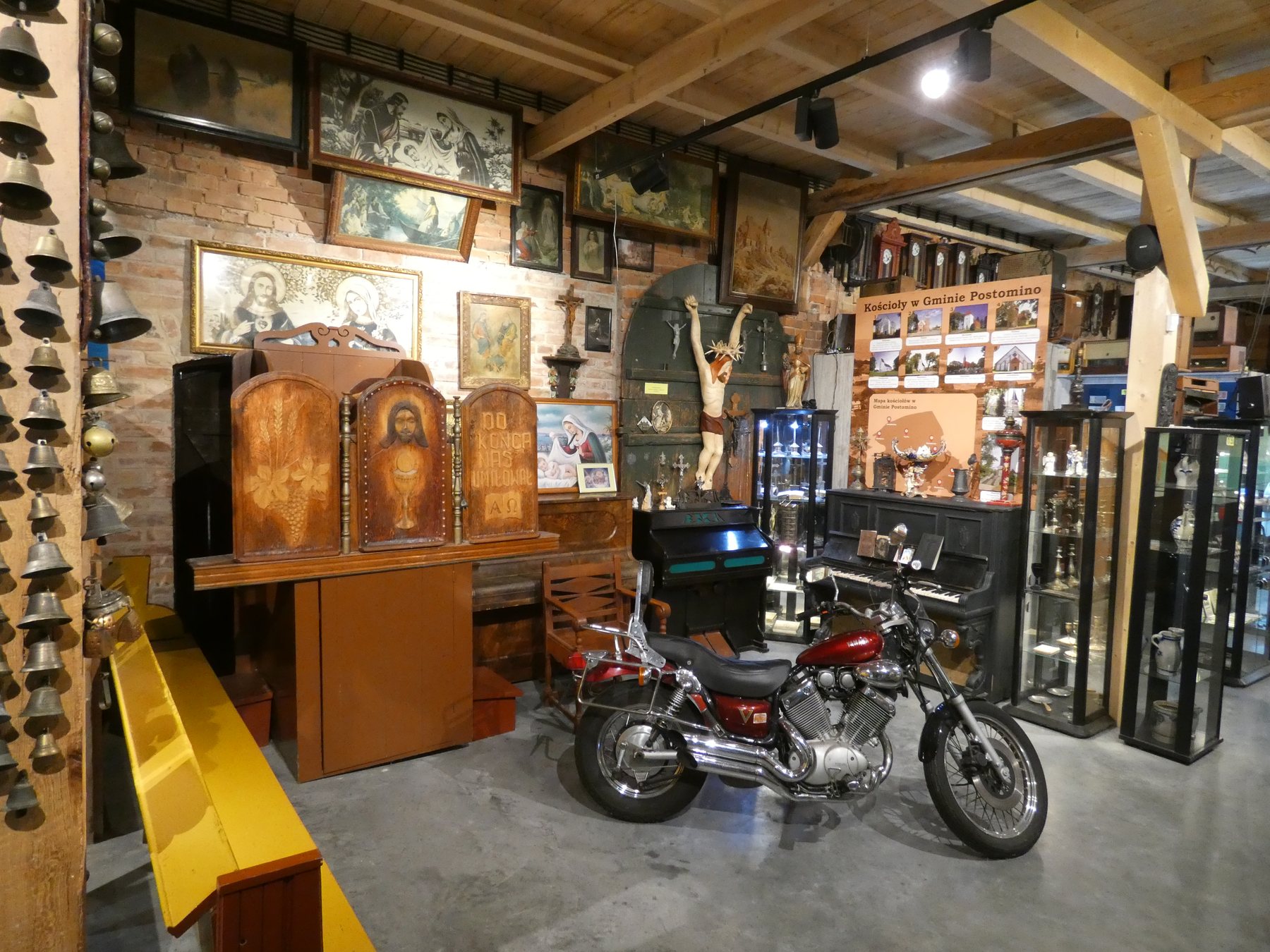Hala z motocyklami i rowerami