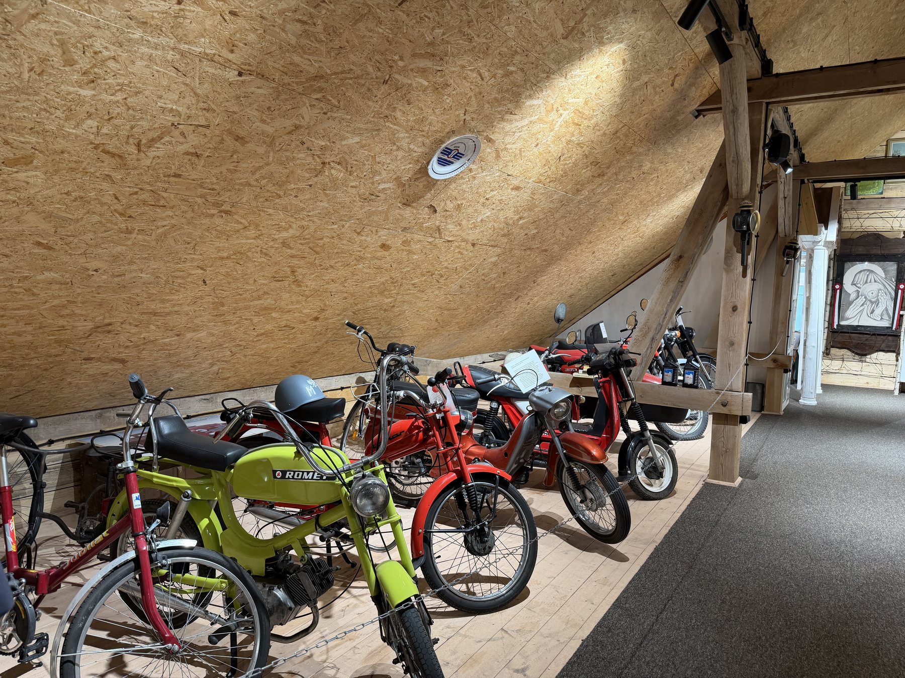 Rząd motorowerów i rowerów w hali motoryzacji