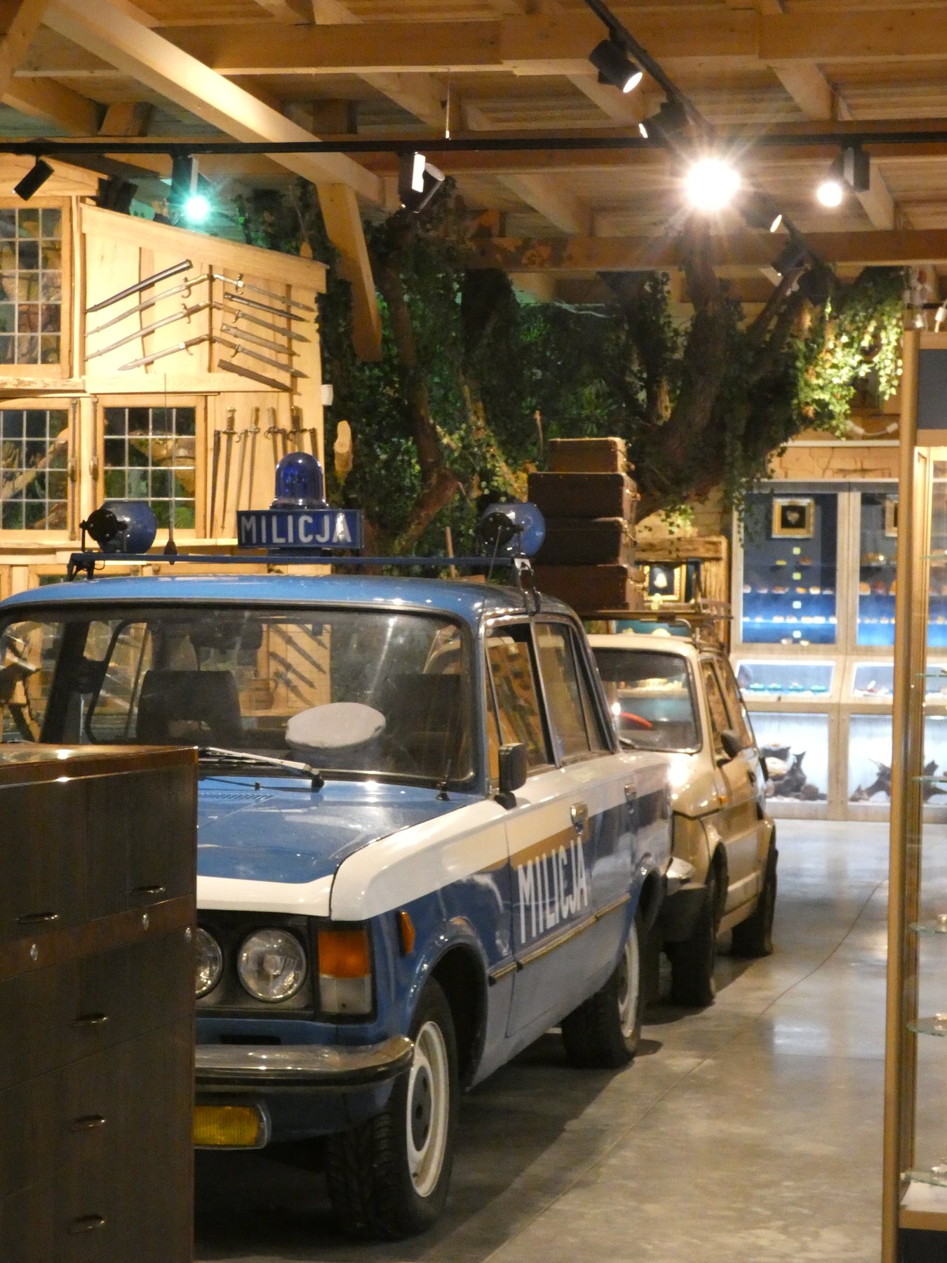 Milicyjny fiat 125p z niebieskim kogutem na ekspozycji