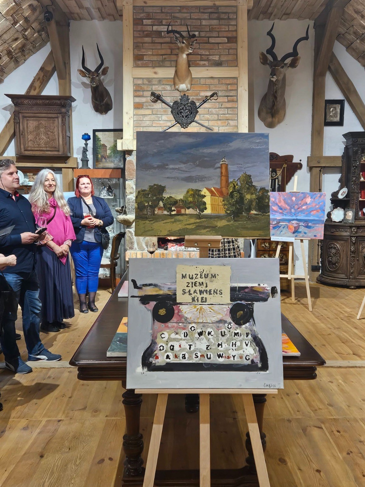 Wernisaż malarski w muzeum: obrazy o Jarosławcu na sztalugach