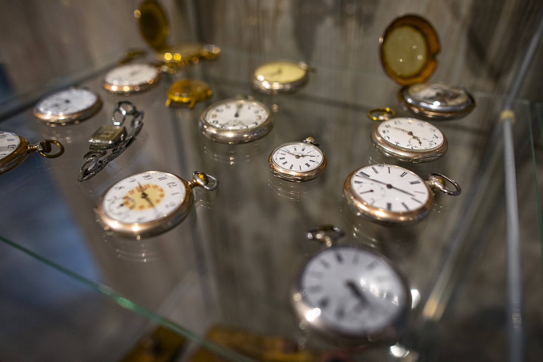 Gablota z kolekcją zegarków w muzeum