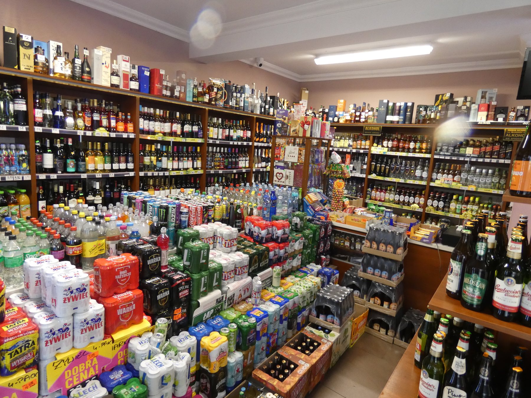 Wnętrze sklepu: regały z alkoholami, piwa i napoje